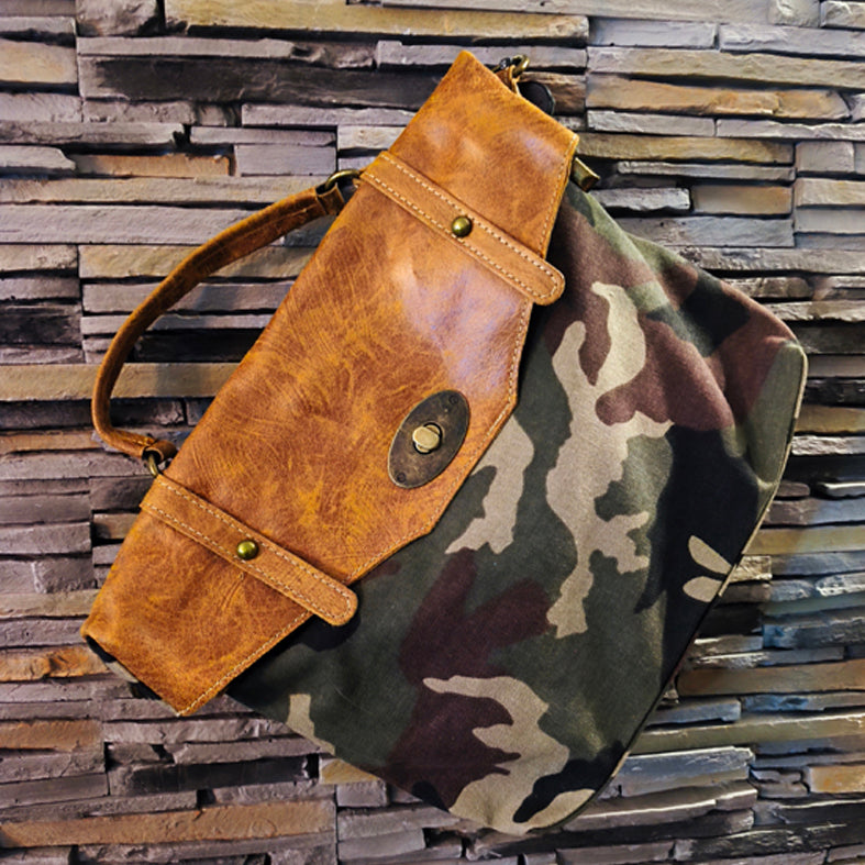 Borsa camouflage con patta in pelle